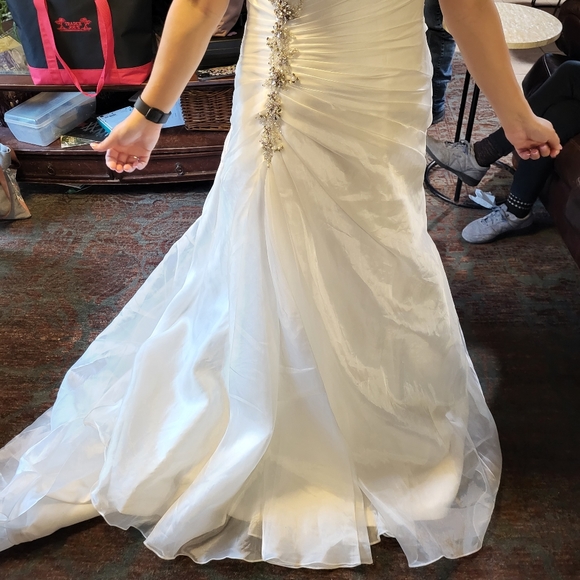 Brand new wedding dress - Picture 3 of 6